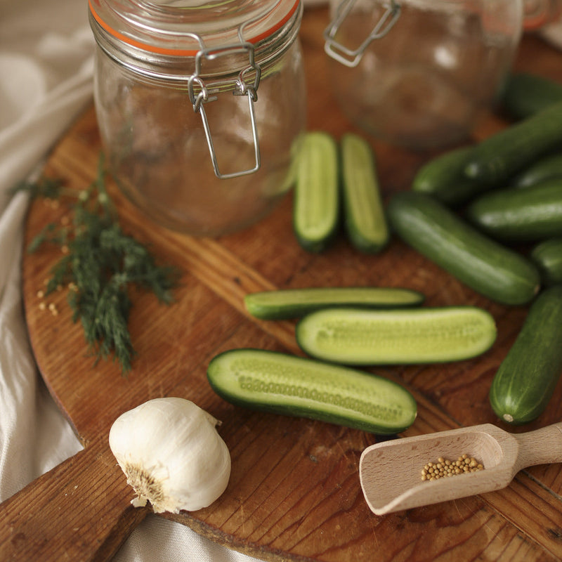Potten met zelf ingemaakte komkommers